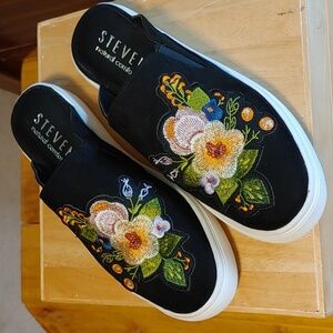 🌸 Host Pick 🌸STEVE MADDEN WOMEN'S SLIP ON SHOE LORA FLORAL